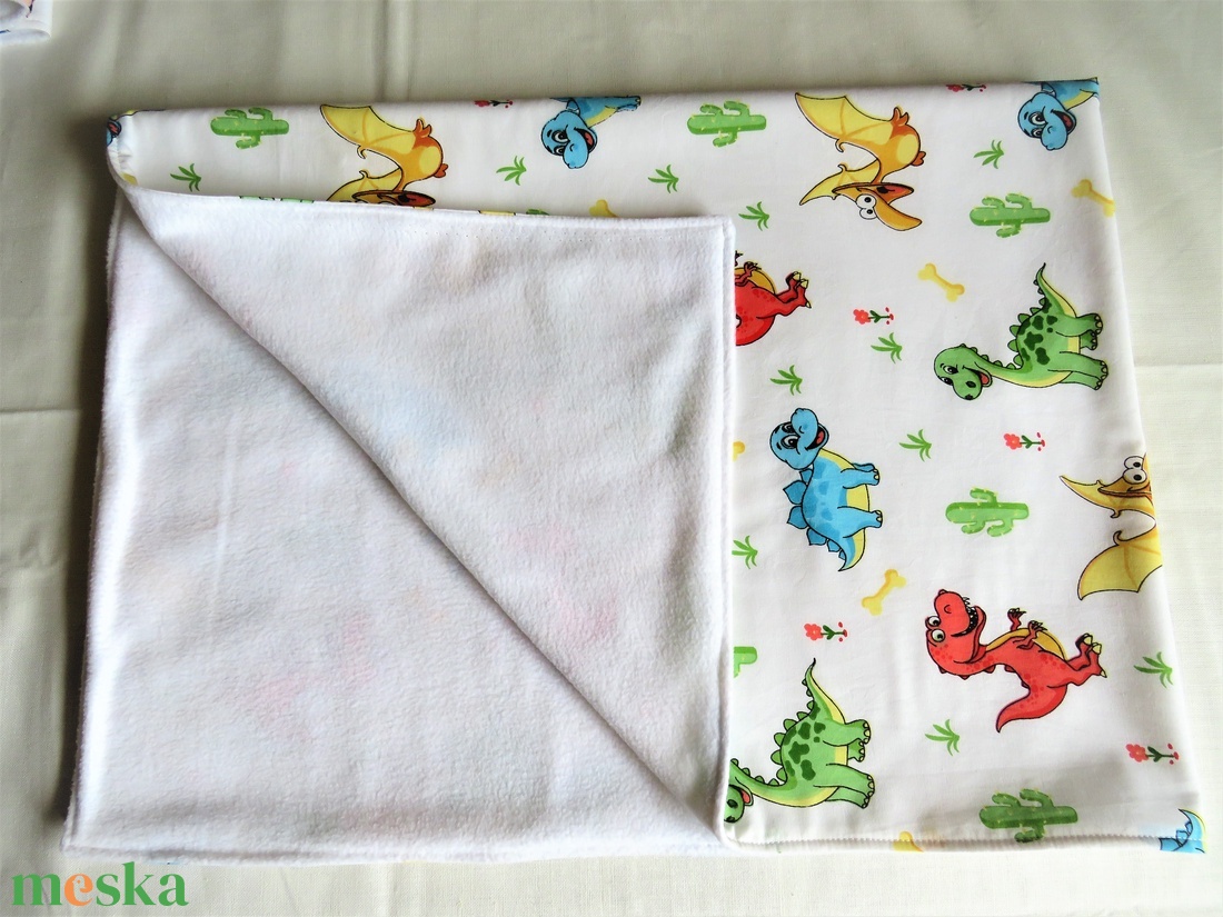 Baba takaró maci párnával - Színes dínok - otthon & életmód - babaszoba, gyerekszoba - babatakaró, gyerek pléd - Meska.hu