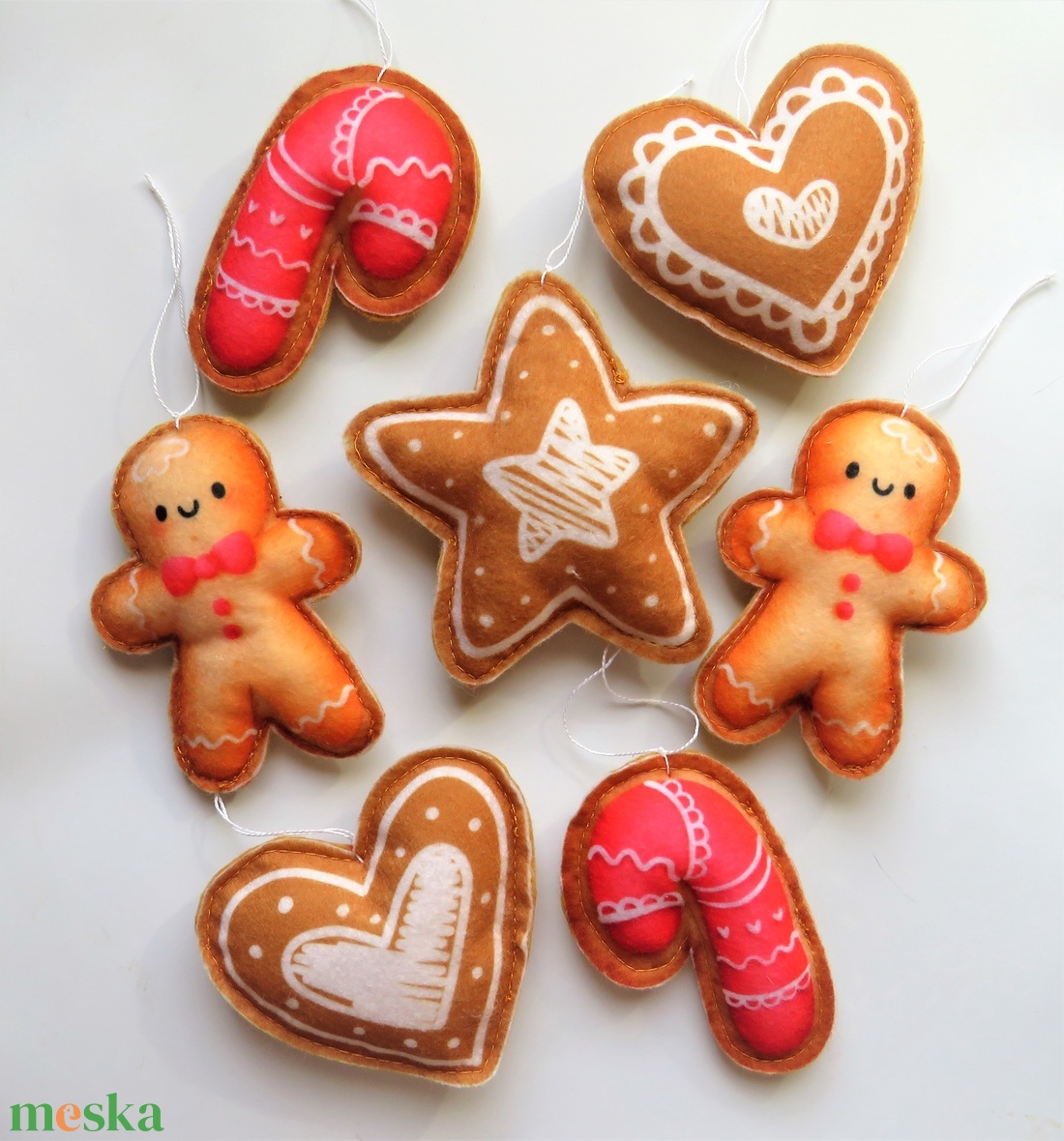 Mézeskalács fenyődíszek filcből  - karácsony - karácsonyi lakásdekoráció - karácsonyfadíszek - Meska.hu