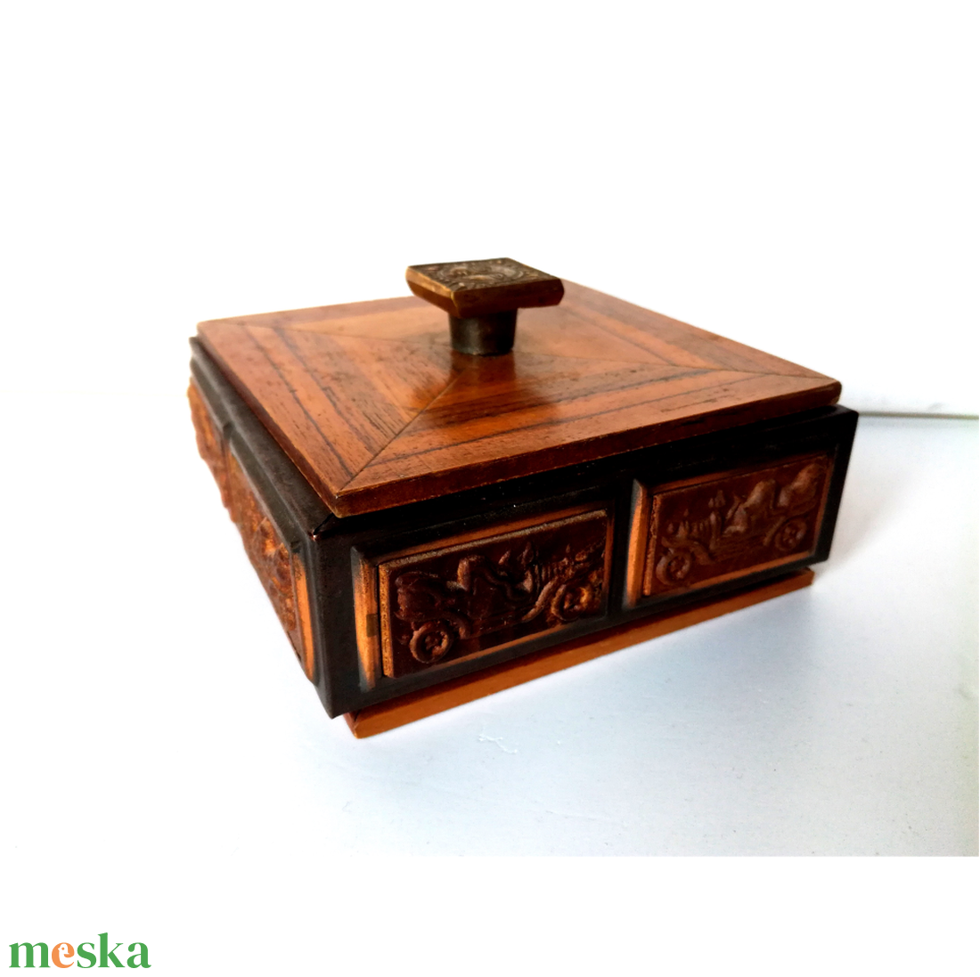Vintage faragott kincses dobozka oldtimerekkel - otthon & lakás - dekoráció - asztal és polc dekoráció - díszdoboz - Meska.hu