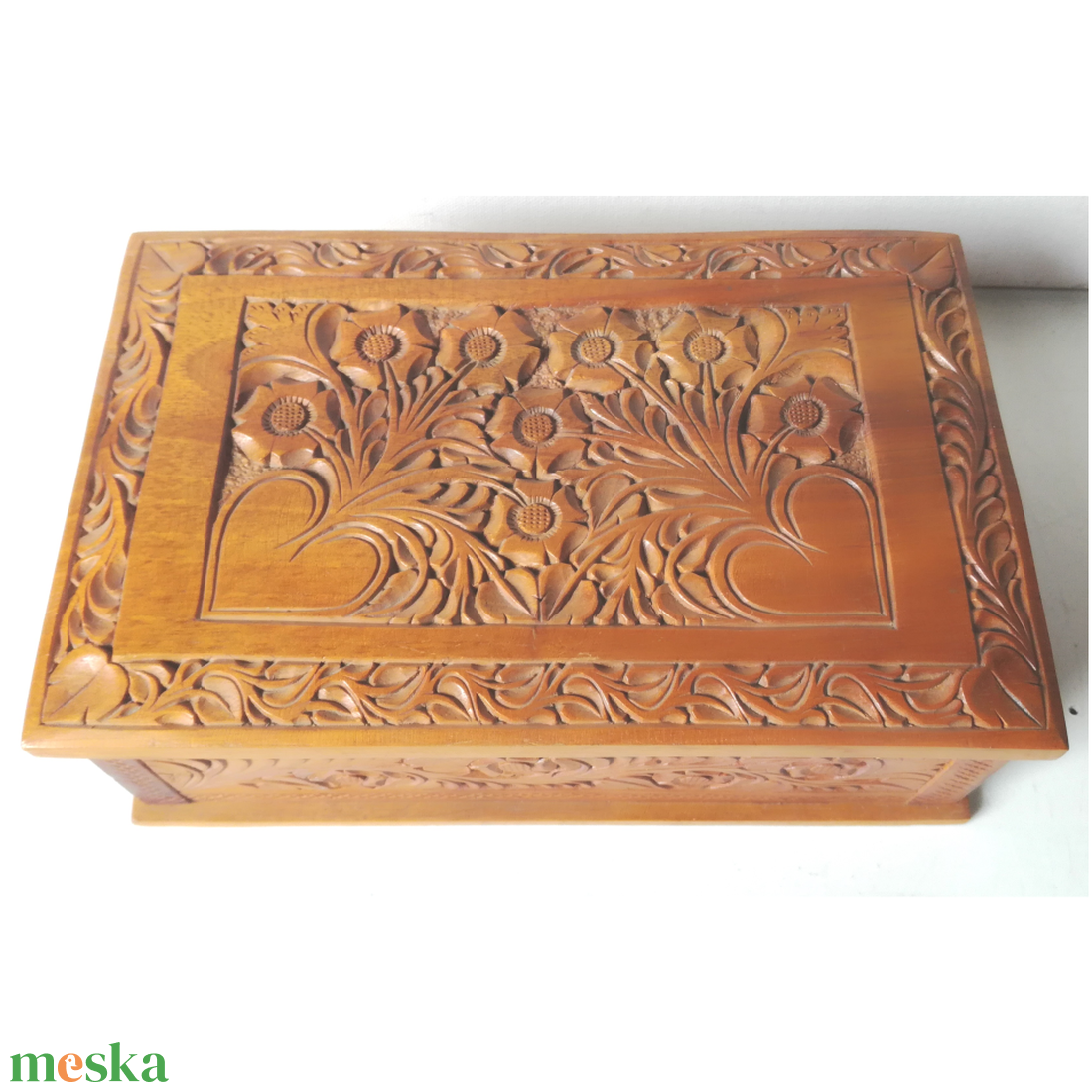 Vintage, népi motívumokkal faragott diófa doboz - otthon & életmód - dekoráció - asztal és polc dekoráció - díszdoboz - Meska.hu