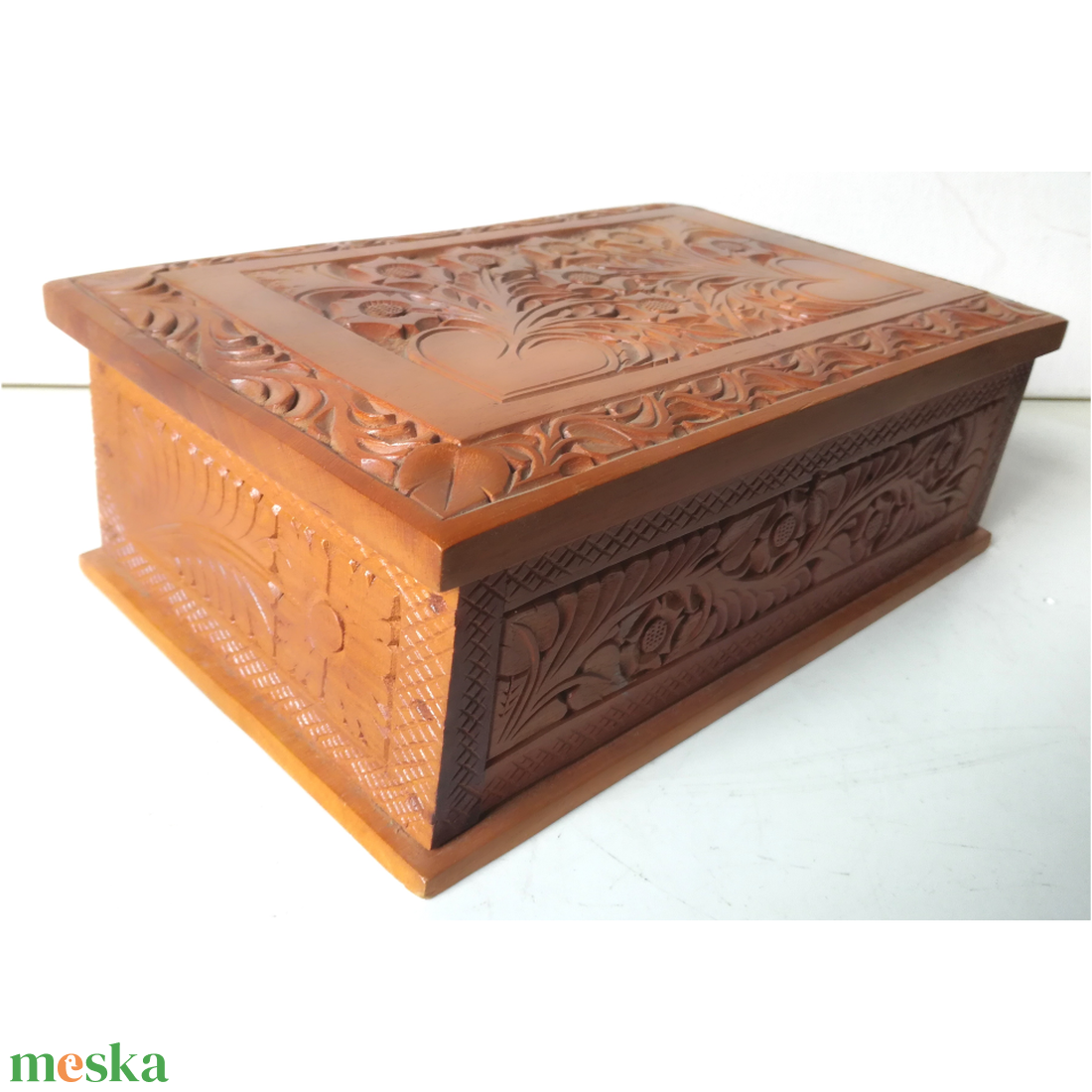 Vintage, népi motívumokkal faragott diófa doboz - otthon & életmód - dekoráció - asztal és polc dekoráció - díszdoboz - Meska.hu