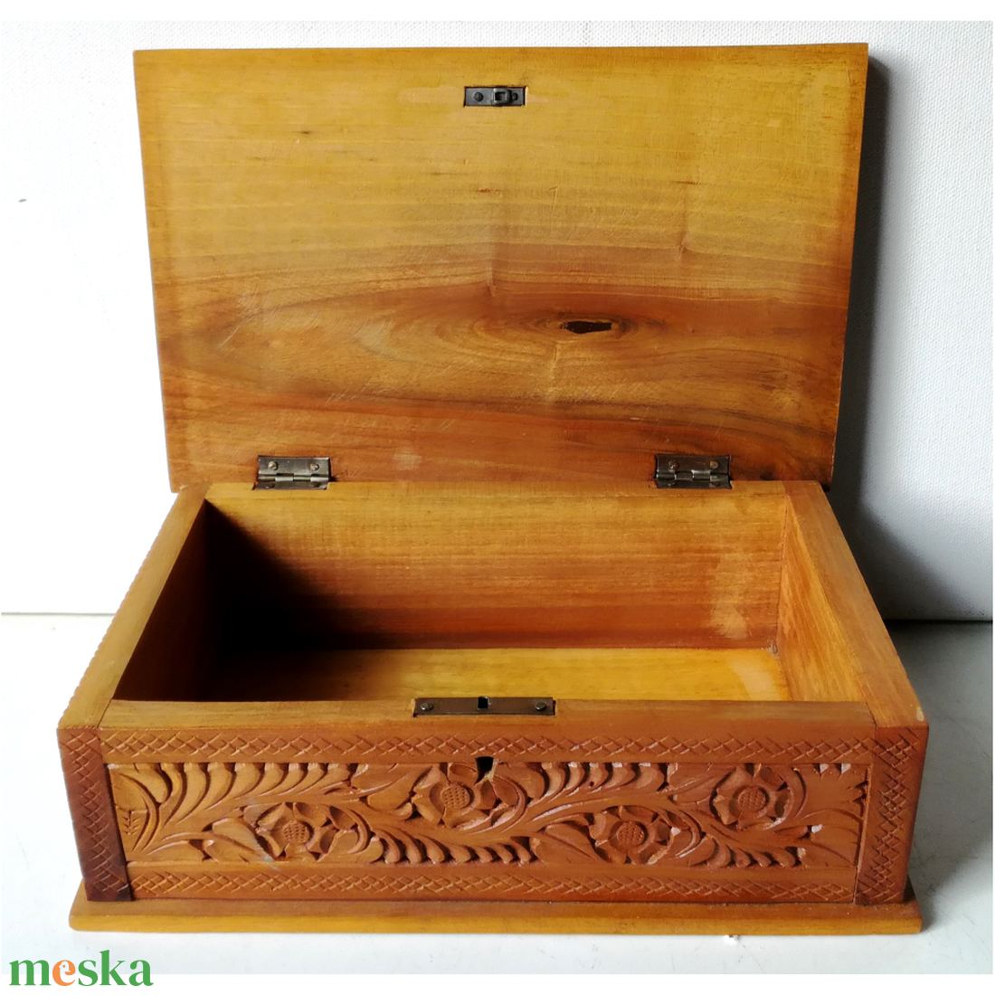 Vintage, népi motívumokkal faragott diófa doboz - otthon & életmód - dekoráció - asztal és polc dekoráció - díszdoboz - Meska.hu