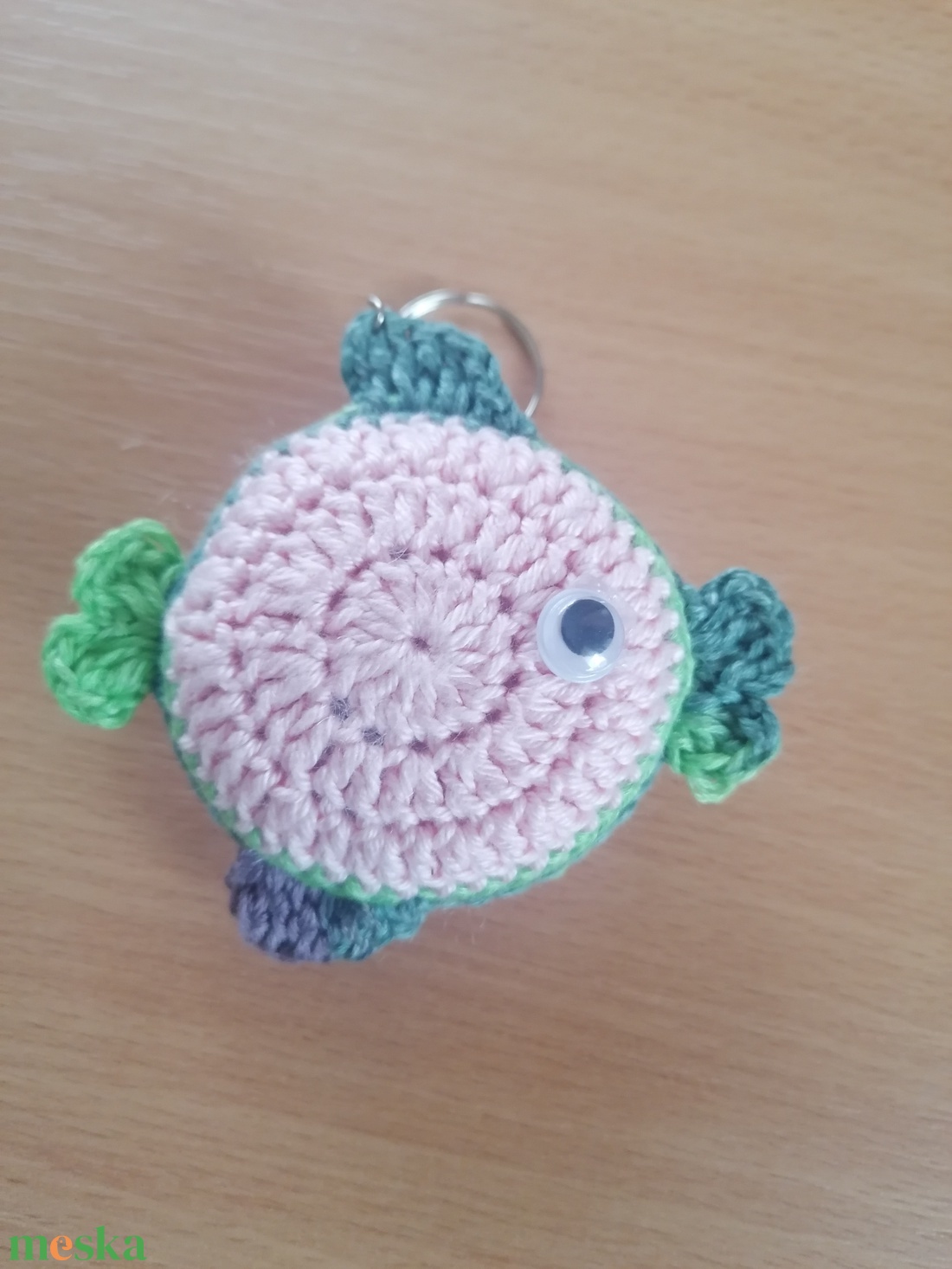 Horgolt halacska kulcstartó , táska dísz  -  - Meska.hu