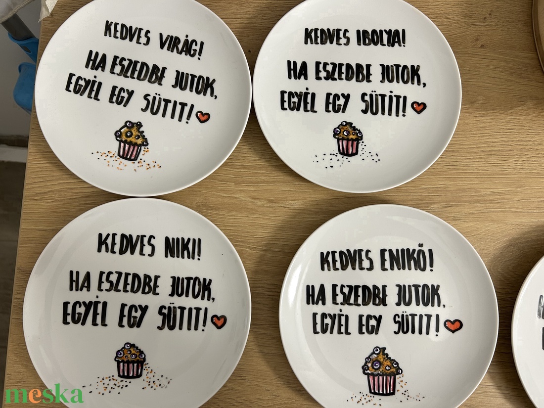 Egyedi süteményes tányér - otthon & életmód - konyhafelszerelés, tálalás - tálalás - tányér & étkészlet - Meska.hu