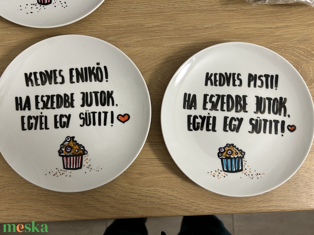 Egyedi süteményes tányér - otthon & életmód - konyhafelszerelés, tálalás - tálalás - tányér & étkészlet - Meska.hu