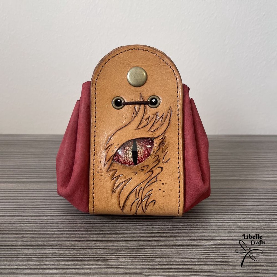 Antikolt bézs - gyűrt piros sárkányszemes bőr 2in1 szütyő és kockatálca - Rewa - játék & sport - szerepjáték - Meska.hu