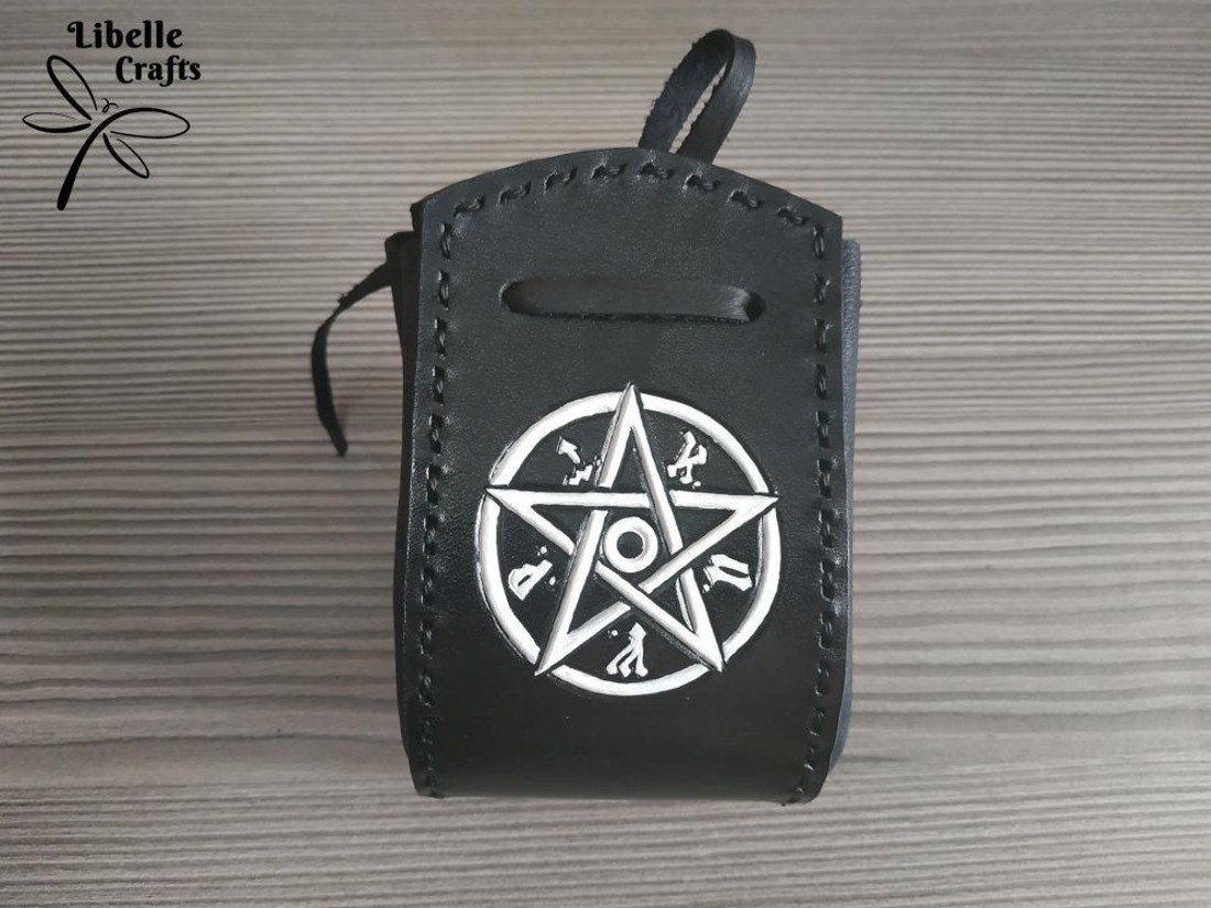 M.A.G.U.S. szimbólumos kockatartó szütyő - FEKETE - játék & sport - táblajáték és kártyajáték - társasjátékok - dobókocka - Meska.hu