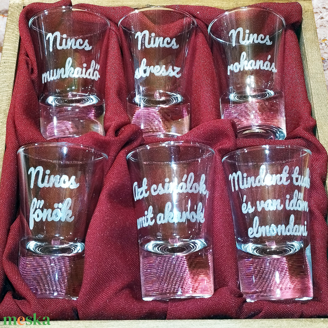 Pálinkás szett nyugdíjba vonulásra bélelt díszdobozban 6db gravírozott pálinkás pohárral személyre szabható feliratokkal - otthon & életmód - konyhafelszerelés, tálalás - tálalás - pálinkás poharak, szettek - Meska.hu
