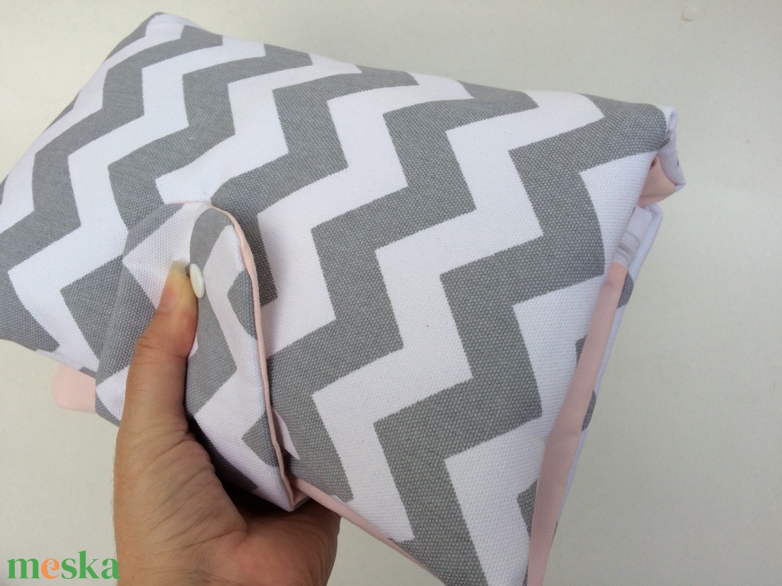 Chevron-pelenkatáska, pelenkázó neszesszer-erős bútorvászonból! - táska & tok - pelenkatáska - pelenkatartó tok - Meska.hu