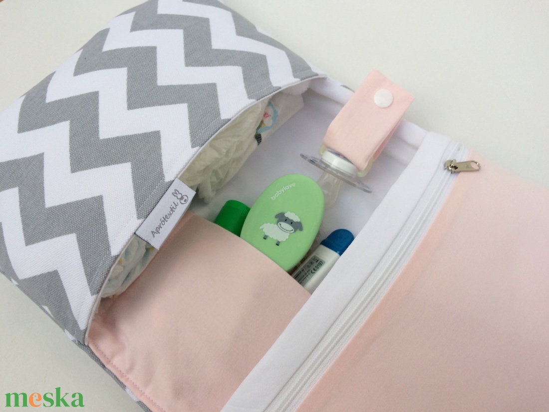 Chevron-pelenkatáska, pelenkázó neszesszer-erős bútorvászonból! - táska & tok - pelenkatáska - pelenkatartó tok - Meska.hu