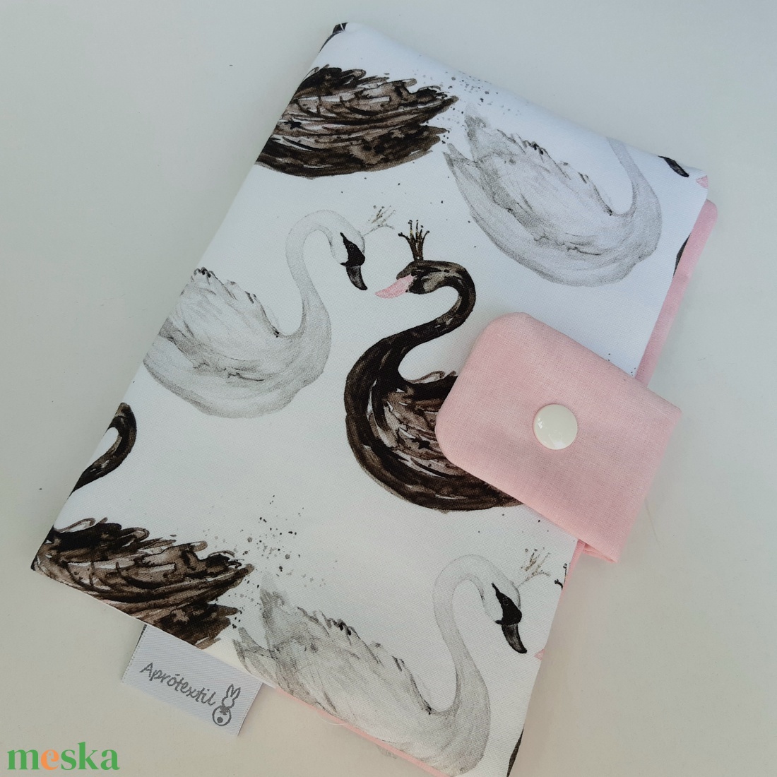 Hattyús, vízhatlan pelenkázó alátét patentos megkötővel - otthon & életmód - lakástextil - ágytakaró - Meska.hu