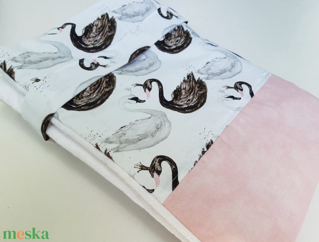 Hattyús, vízhatlan pelenkázó alátét patentos megkötővel - otthon & életmód - lakástextil - ágytakaró - Meska.hu