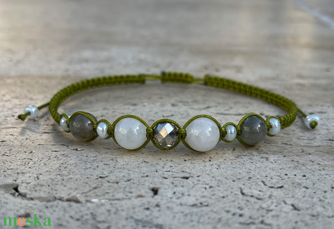 Labradorit és tejkvarc karkötő - ékszer - karkötő - fonott karkötő - Meska.hu