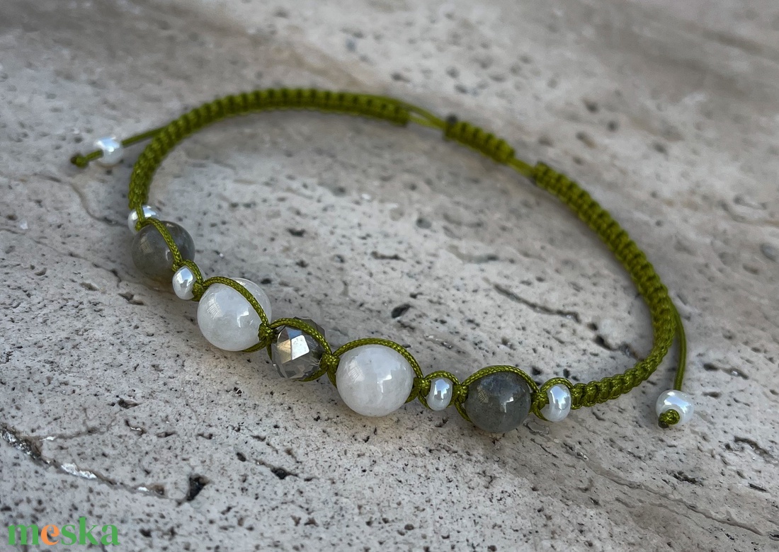 Labradorit és tejkvarc karkötő - ékszer - karkötő - fonott karkötő - Meska.hu