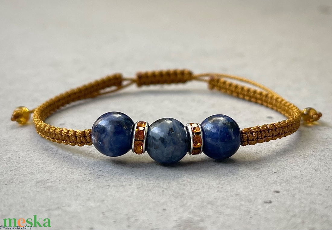 Szodalit makramé ásvány karkötő - ékszer - karkötő - fonott karkötő - Meska.hu