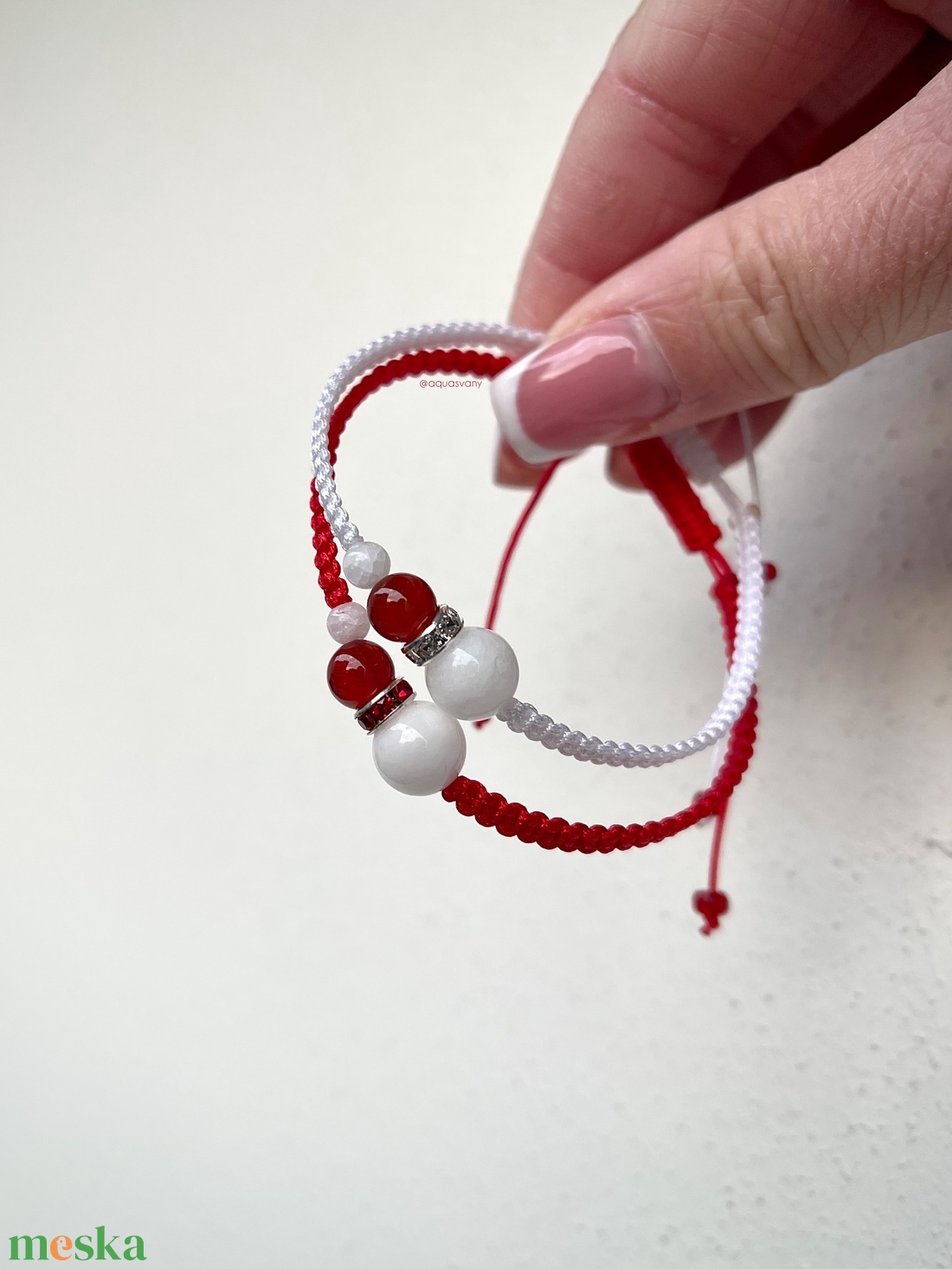 Mikulás sapis makramé ásvány karkötő - ékszer - karkötő - fonott karkötő - Meska.hu