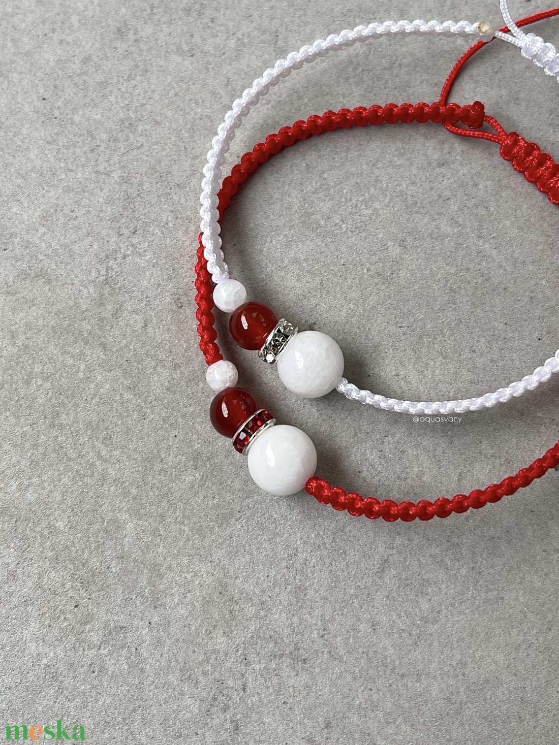 Mikulás sapis makramé ásvány karkötő - ékszer - karkötő - fonott karkötő - Meska.hu