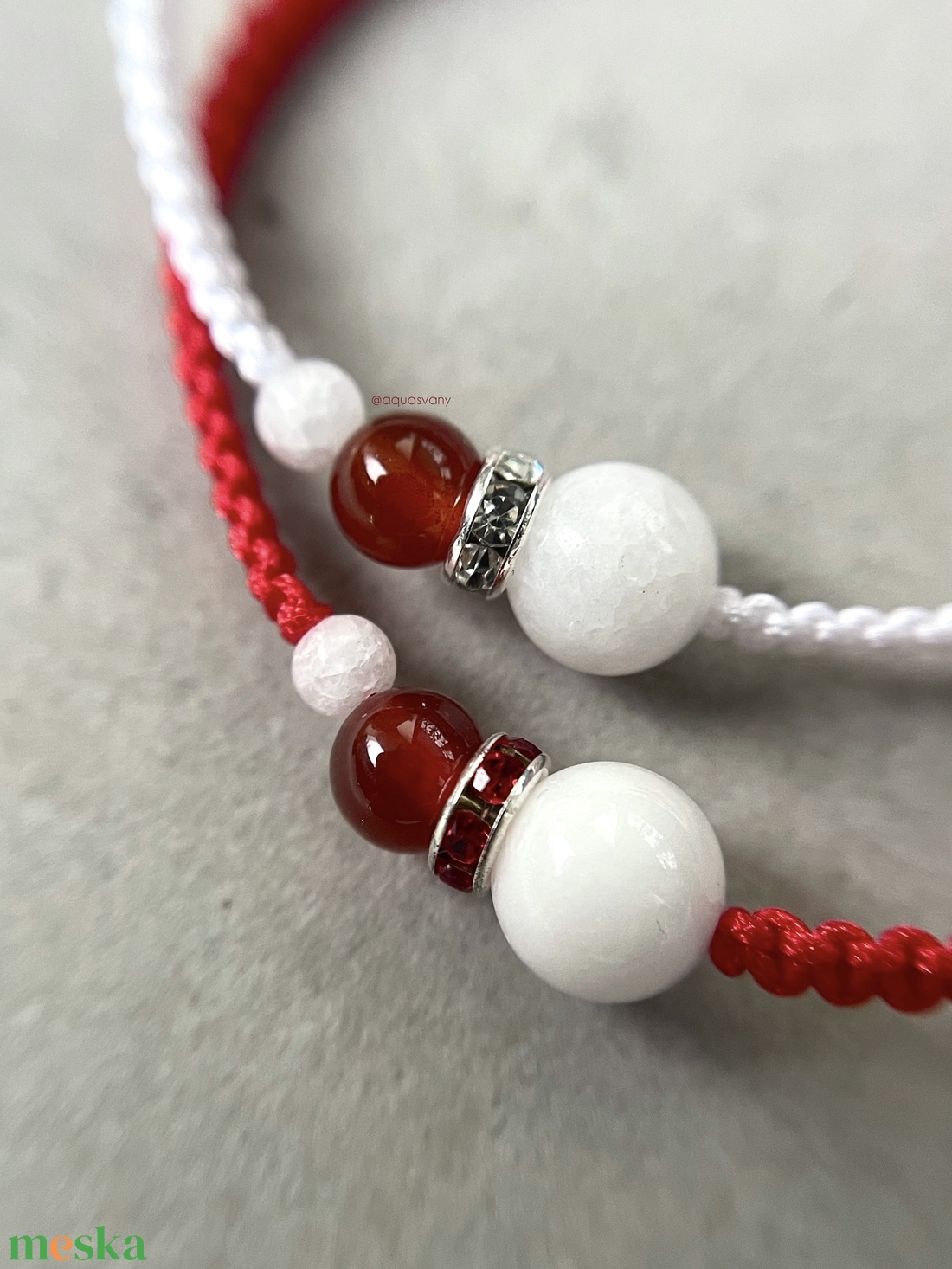 Mikulás sapis makramé ásvány karkötő - ékszer - karkötő - fonott karkötő - Meska.hu