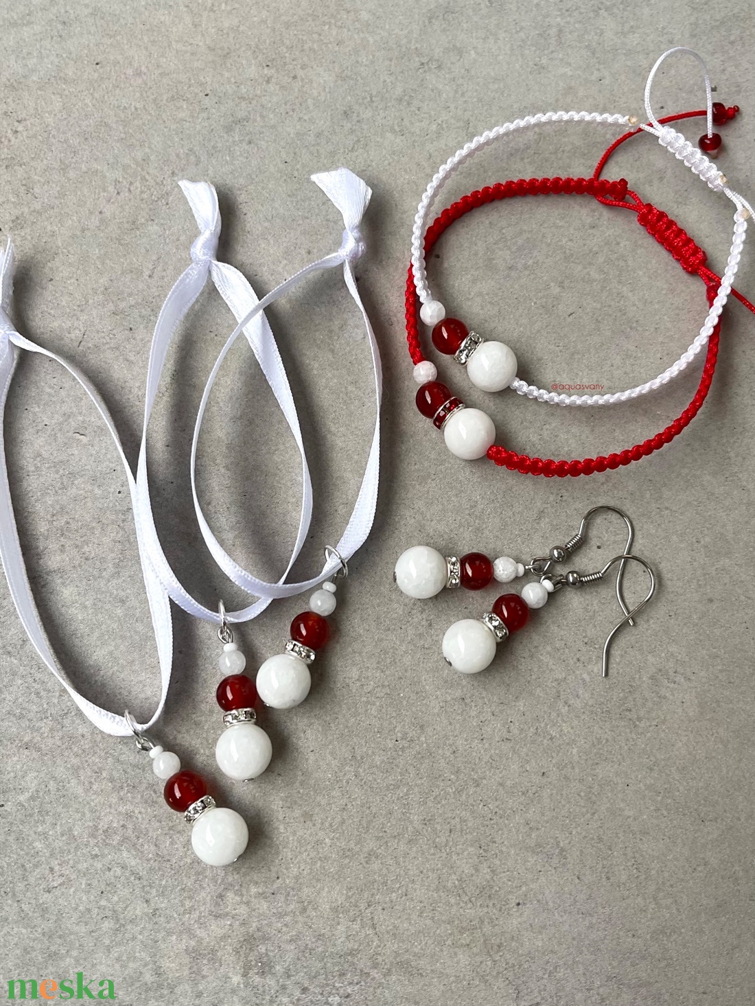 Mikulás sapis makramé ásvány karkötő - ékszer - karkötő - fonott karkötő - Meska.hu