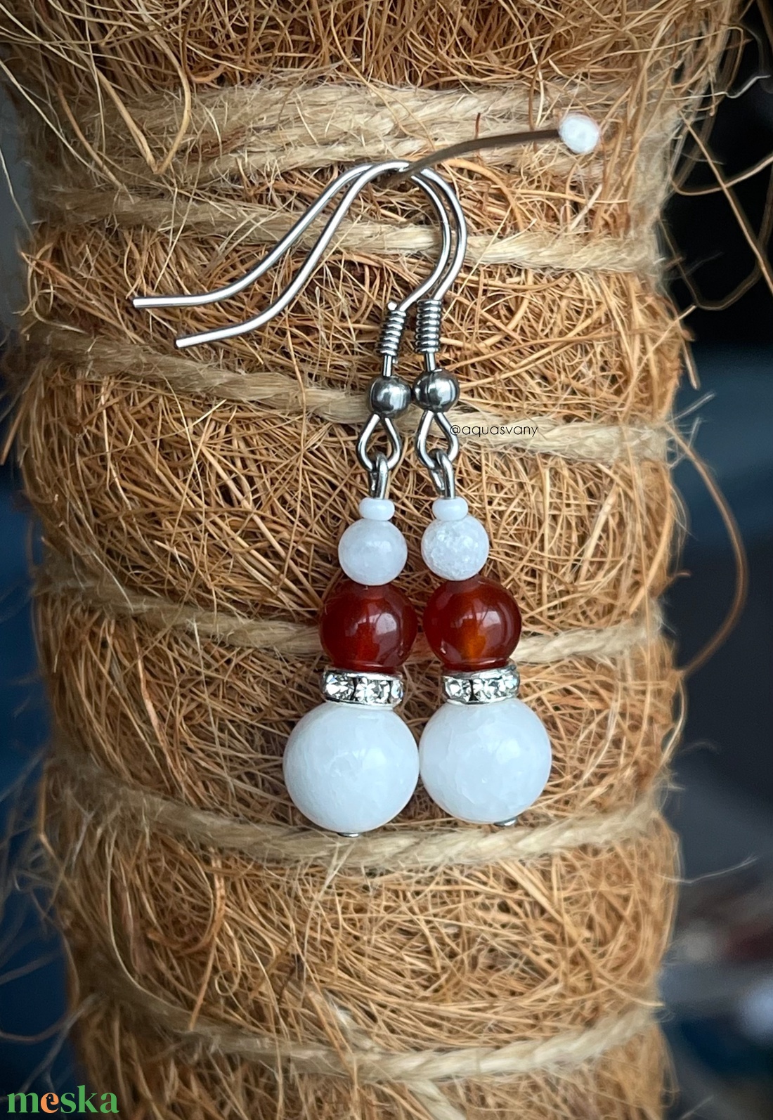 Mikulás sapis ásvány fülbevaló - ékszer - fülbevaló - lógó fülbevaló - Meska.hu