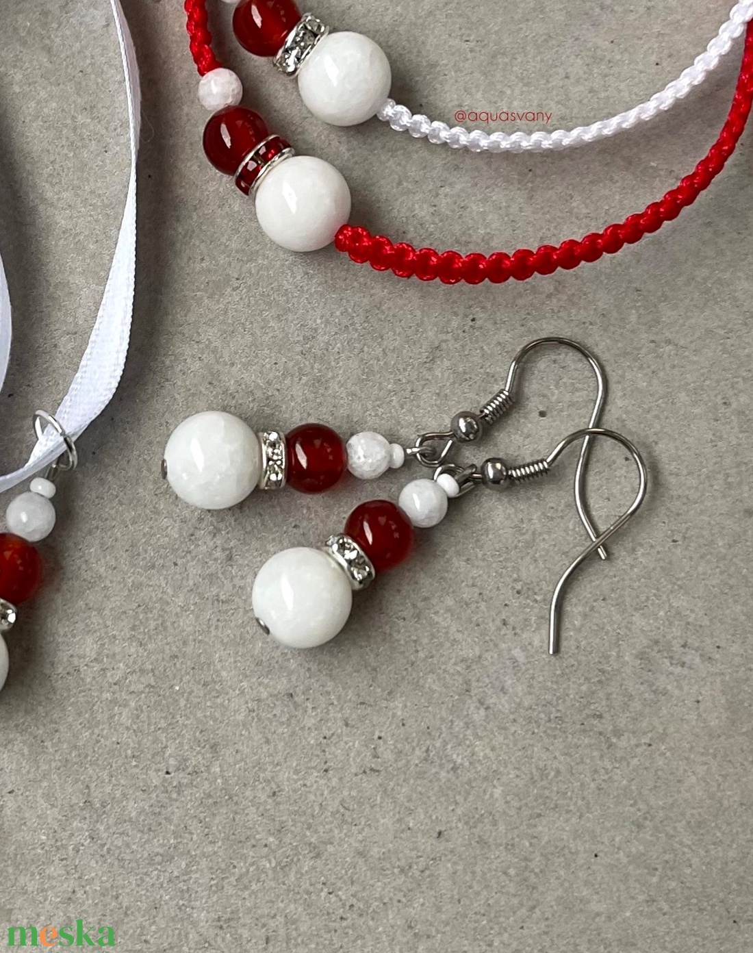 Mikulás sapis ásvány fülbevaló - ékszer - fülbevaló - lógó fülbevaló - Meska.hu