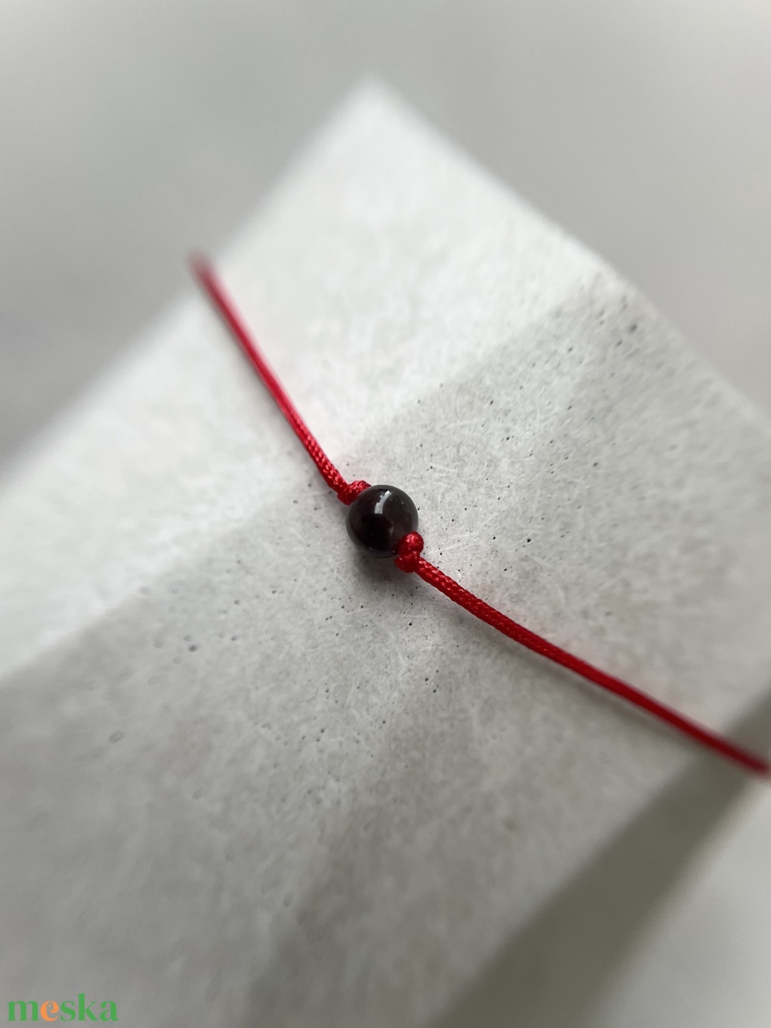 Minimalista ezüst obszidián védelmező piros zsineg karkötő - ékszer - karkötő - fonott karkötő - Meska.hu