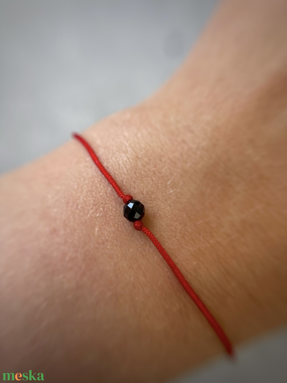 Minimalista spinel védelmező piros zsineg karkötő - ékszer - karkötő - fonott karkötő - Meska.hu