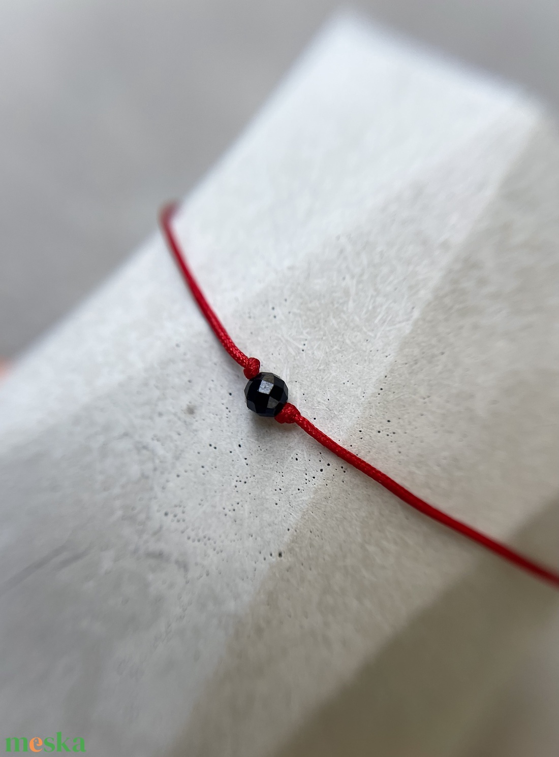 Minimalista spinel védelmező piros zsineg karkötő - ékszer - karkötő - fonott karkötő - Meska.hu
