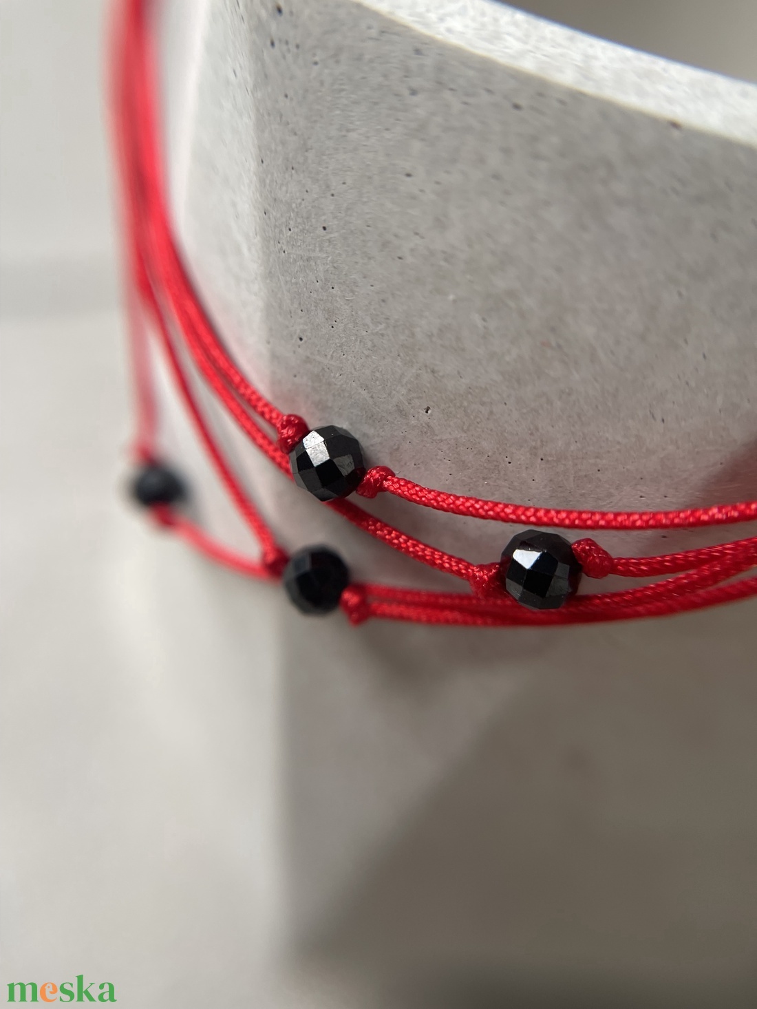 Minimalista spinel védelmező piros zsineg karkötő - ékszer - karkötő - fonott karkötő - Meska.hu