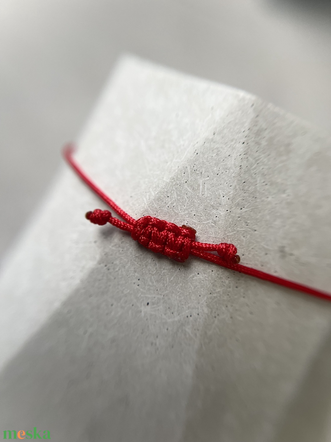Minimalista spinel védelmező piros zsineg karkötő - ékszer - karkötő - fonott karkötő - Meska.hu