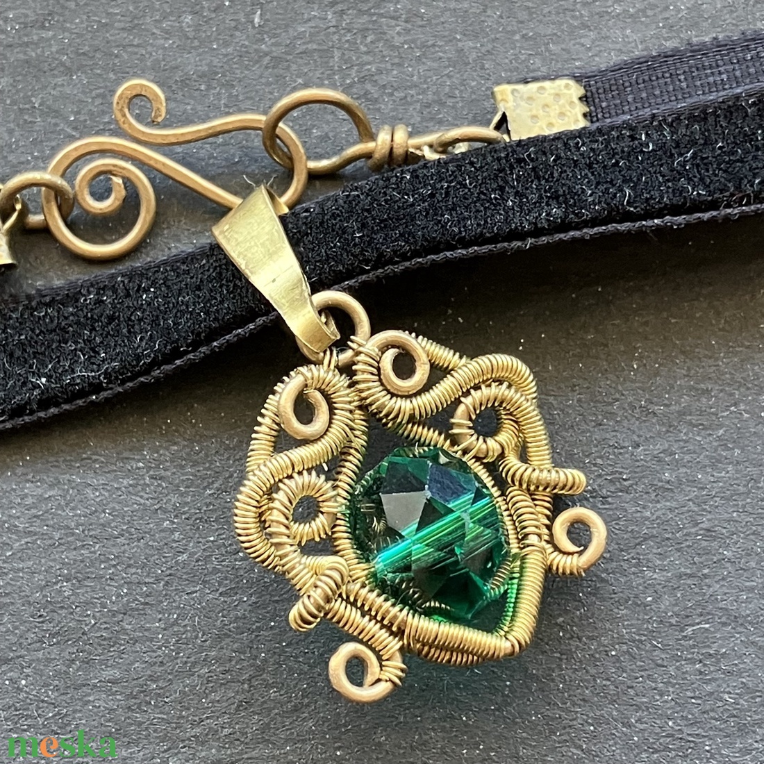 Sárgaréz és smaragdzöld choker - ékszer - nyaklánc - nyakpánt, gallér - Meska.hu Sárgaréz és smaragdzöld choker - ékszer - nyaklánc - nyakpánt, gallér - Meska.hu