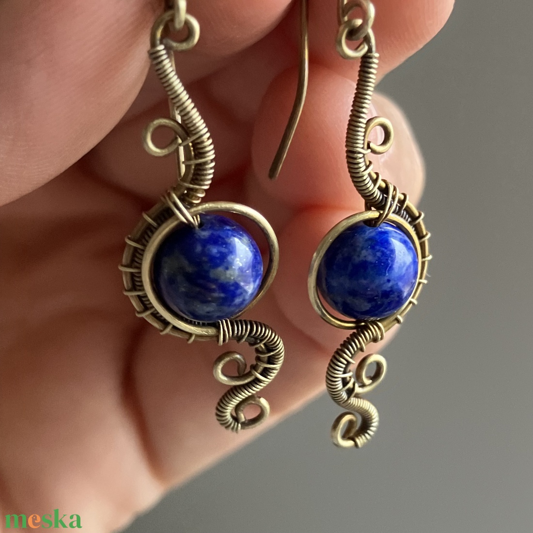 Sárgaréz lapisz lazuli fülbevaló - ékszer - fülbevaló - lógó fülbevaló - Meska.hu