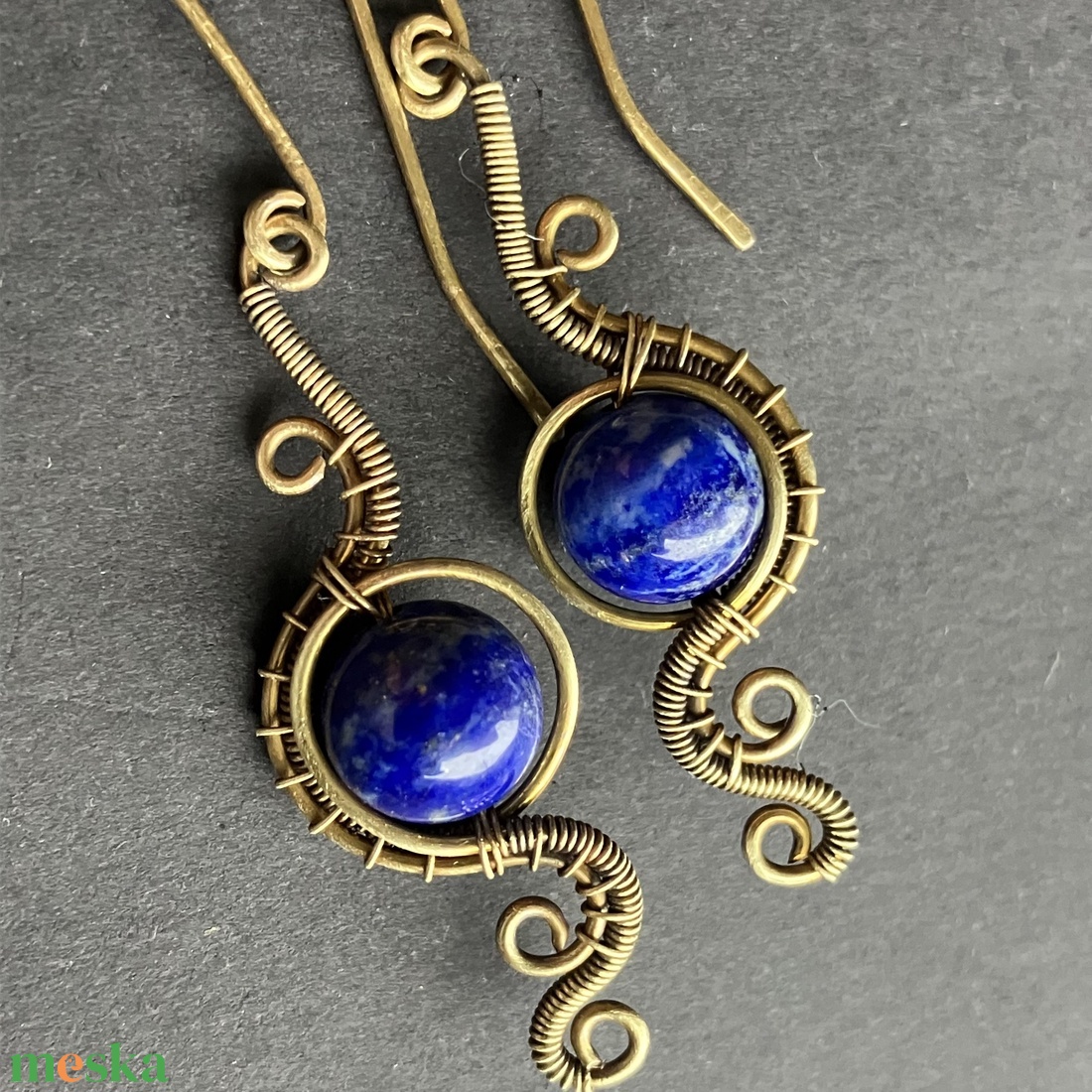 Sárgaréz lapisz lazuli fülbevaló - ékszer - fülbevaló - lógó fülbevaló - Meska.hu