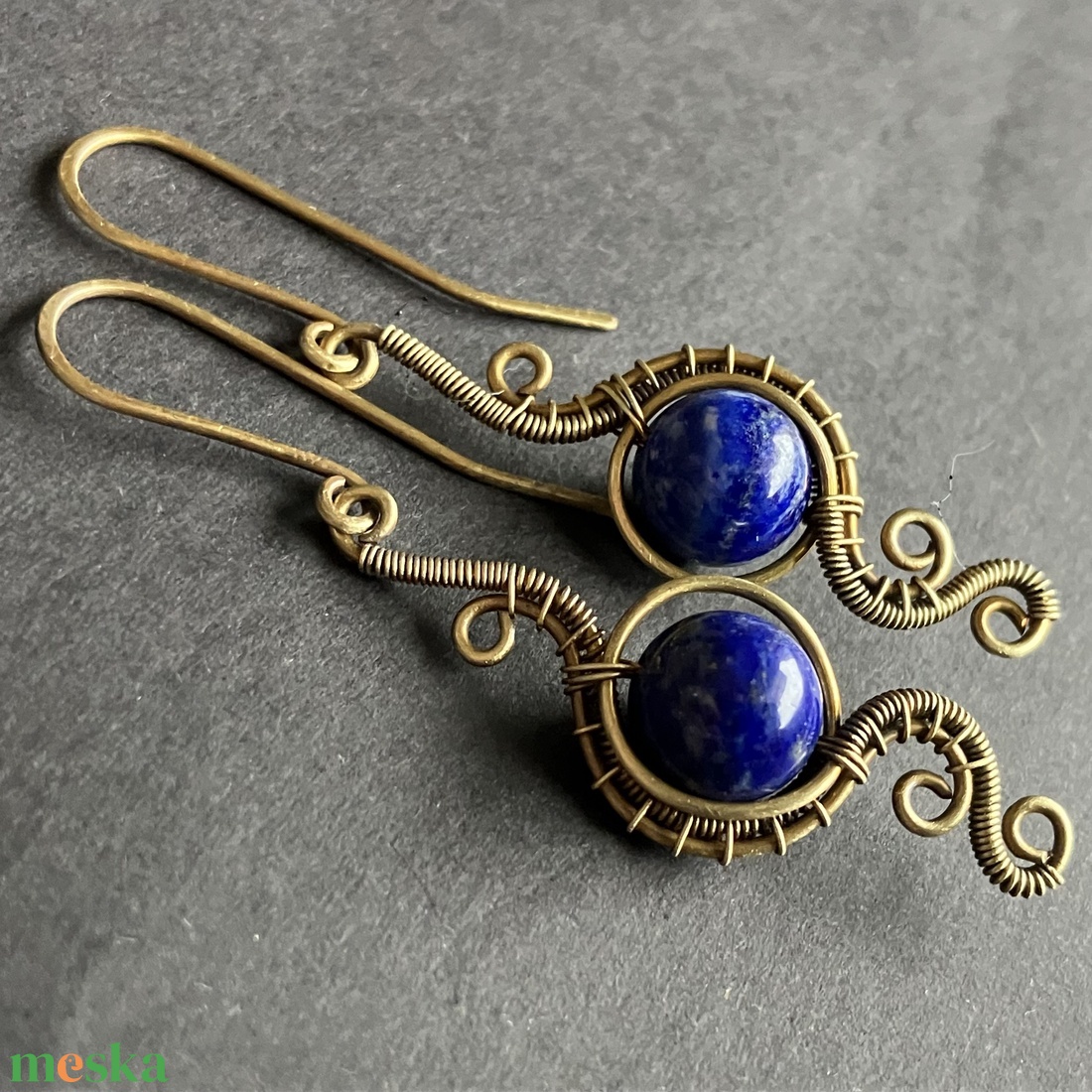 Sárgaréz lapisz lazuli fülbevaló - ékszer - fülbevaló - lógó fülbevaló - Meska.hu