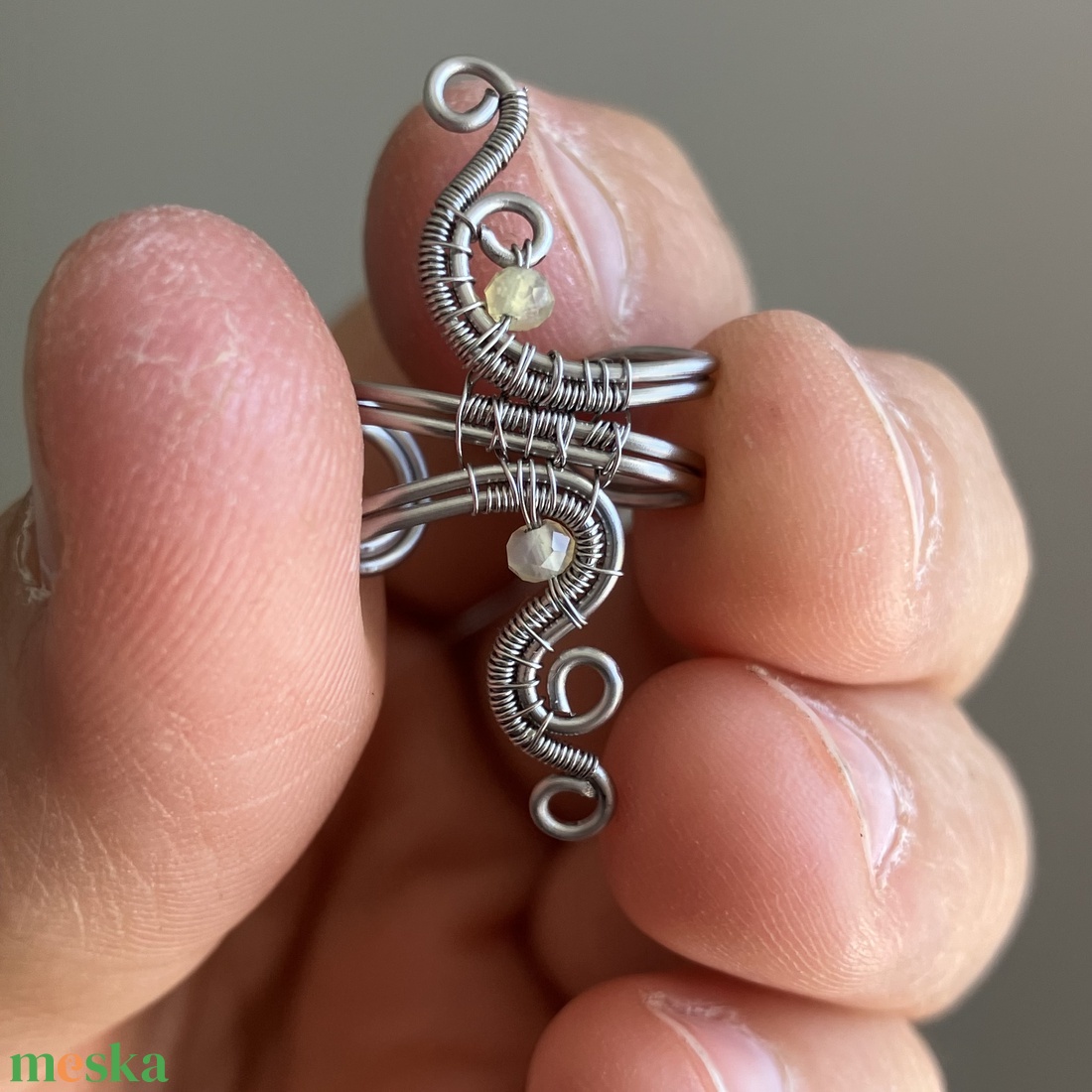 Nemesacél fülgyűrű sárga opál fülgyűrűvel - ékszer - fülbevaló - fülgyűrű - Meska.hu