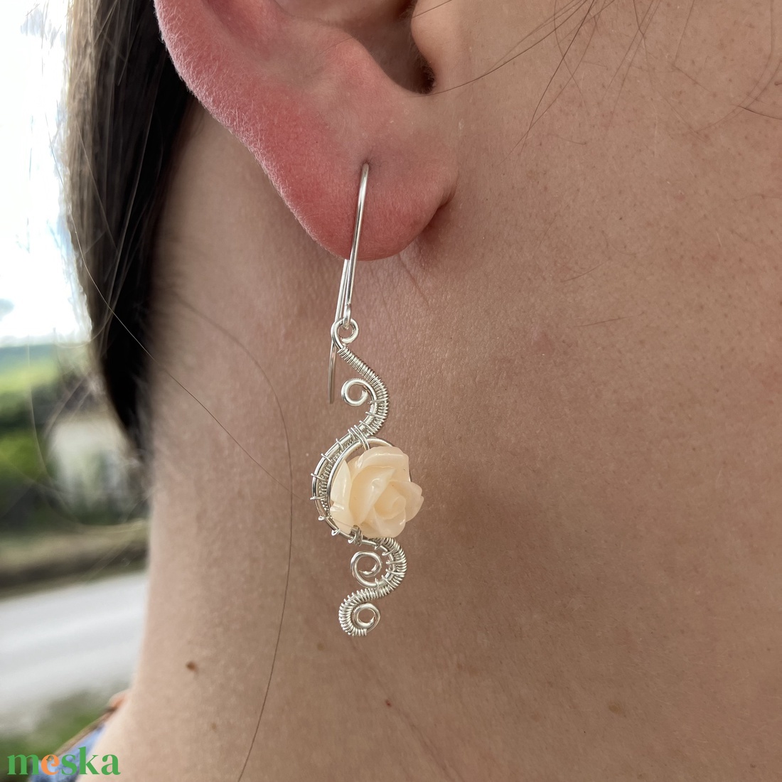 Ezüstözött rózsás fülbevaló - ékszer - fülbevaló - lógó fülbevaló - Meska.hu