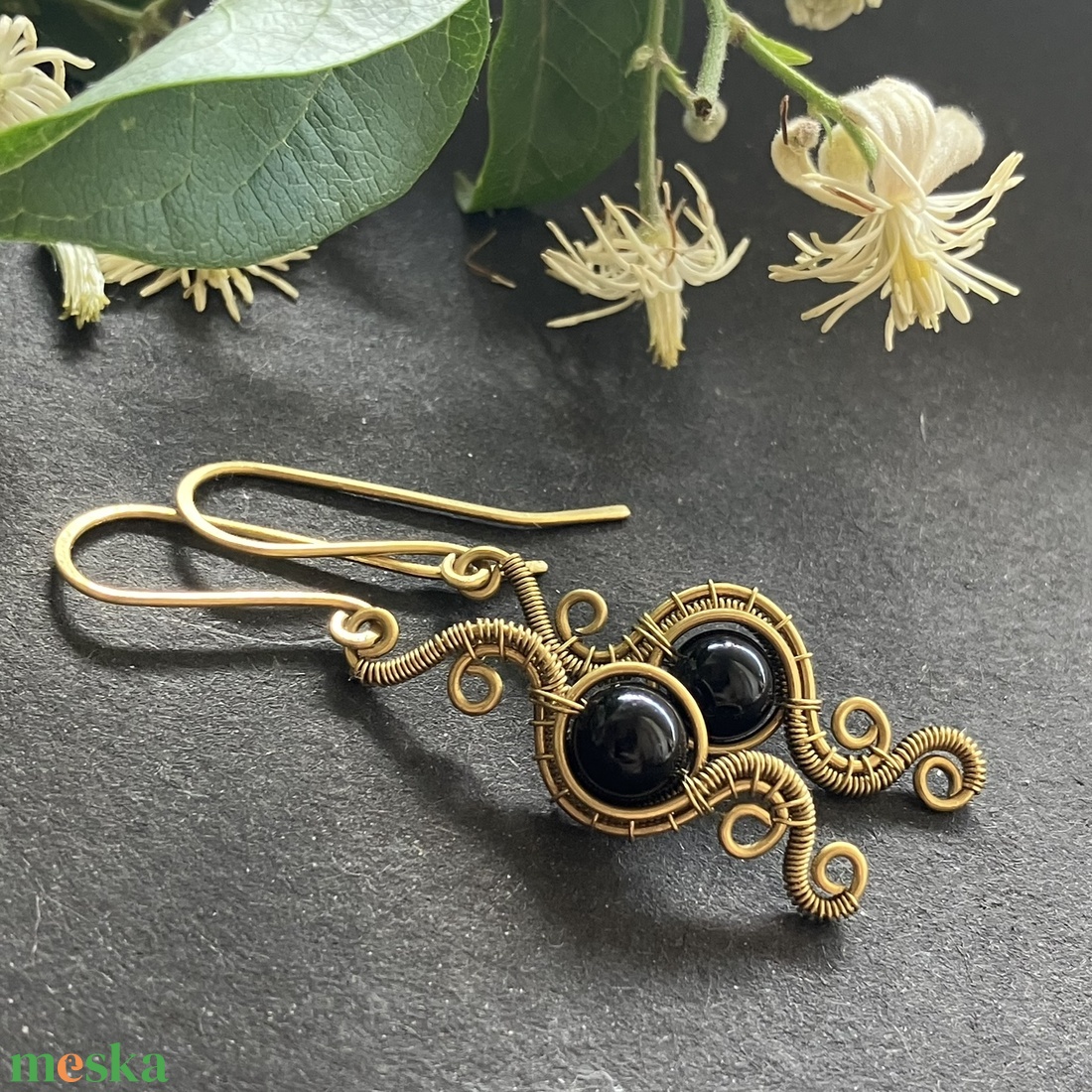 Sárgaréz ónix fülbevaló - ékszer - fülbevaló - lógó fülbevaló - Meska.hu