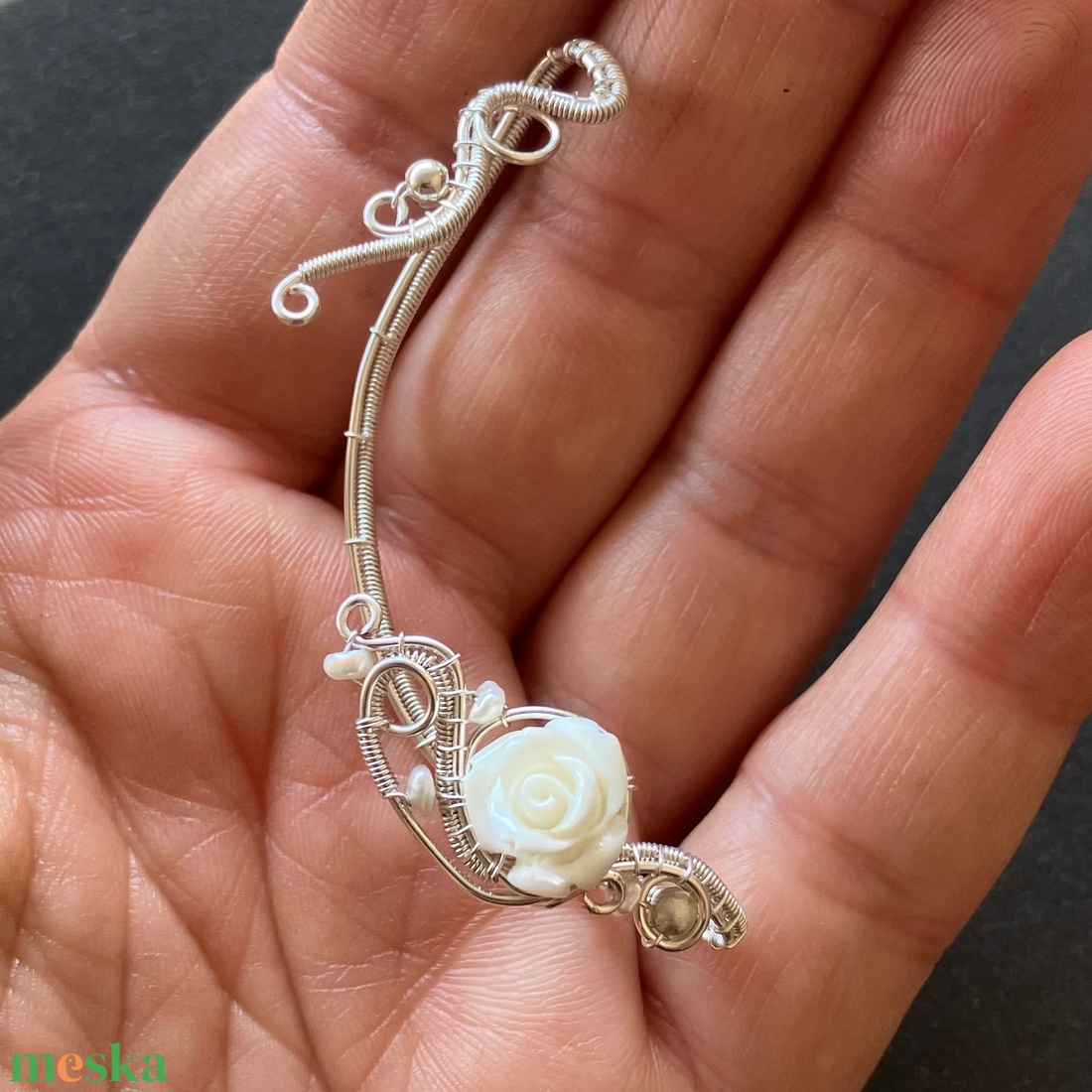 Ezüst és fehár rózsa fülékszer - ékszer - fülbevaló - fülékszer - Meska.hu