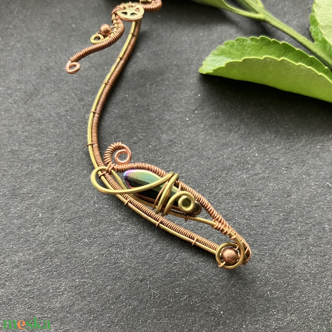 Sárgaréz és vörösréz fülékszer metálzöld gyönggyel - ékszer - fülbevaló - fülékszer - Meska.hu