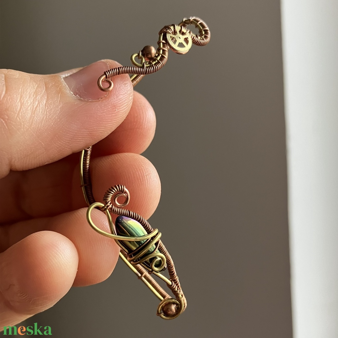 Sárgaréz és vörösréz fülékszer metálzöld gyönggyel - ékszer - fülbevaló - fülékszer - Meska.hu