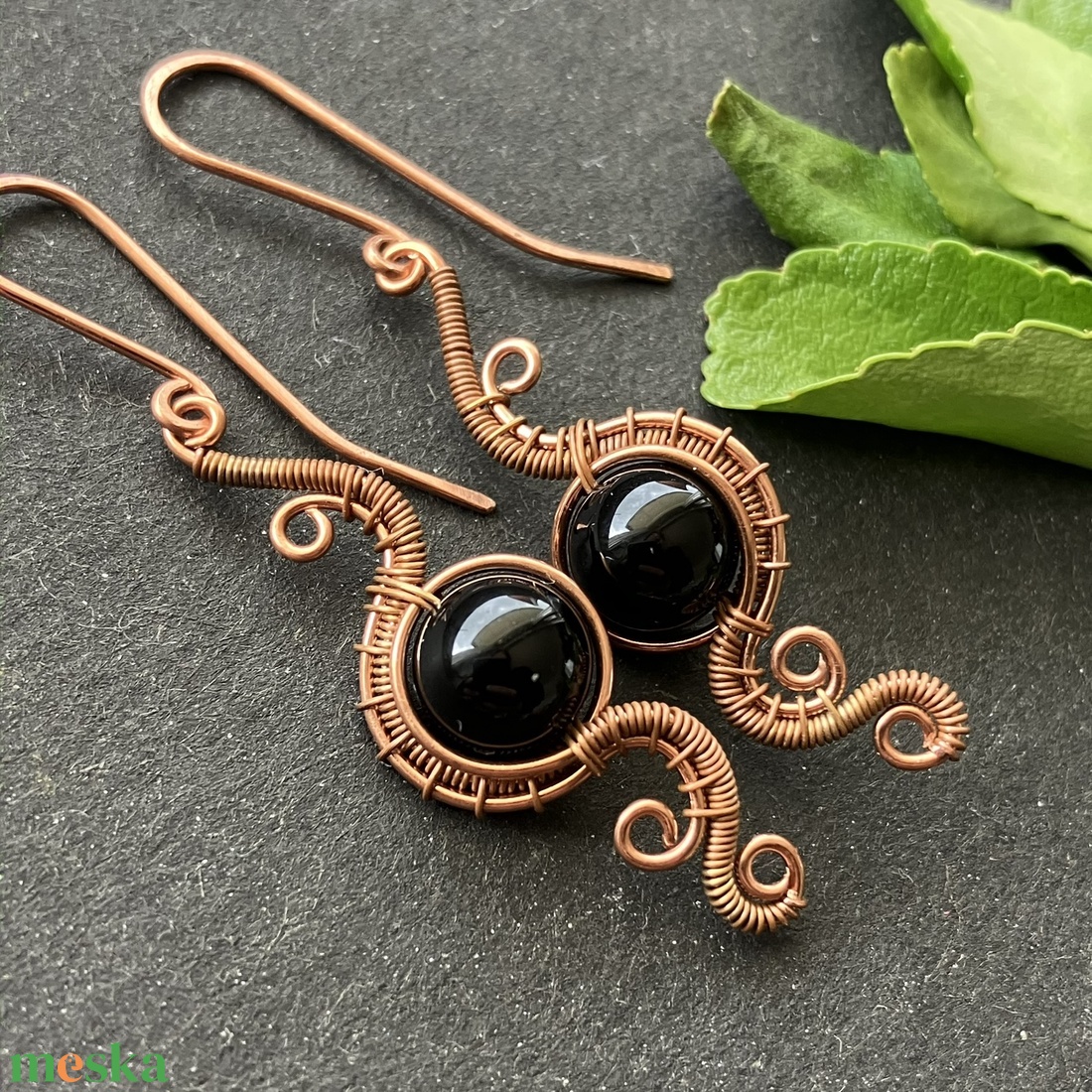 Vörösréz és onix fülbevaló - ékszer - fülbevaló - lógó fülbevaló - Meska.hu