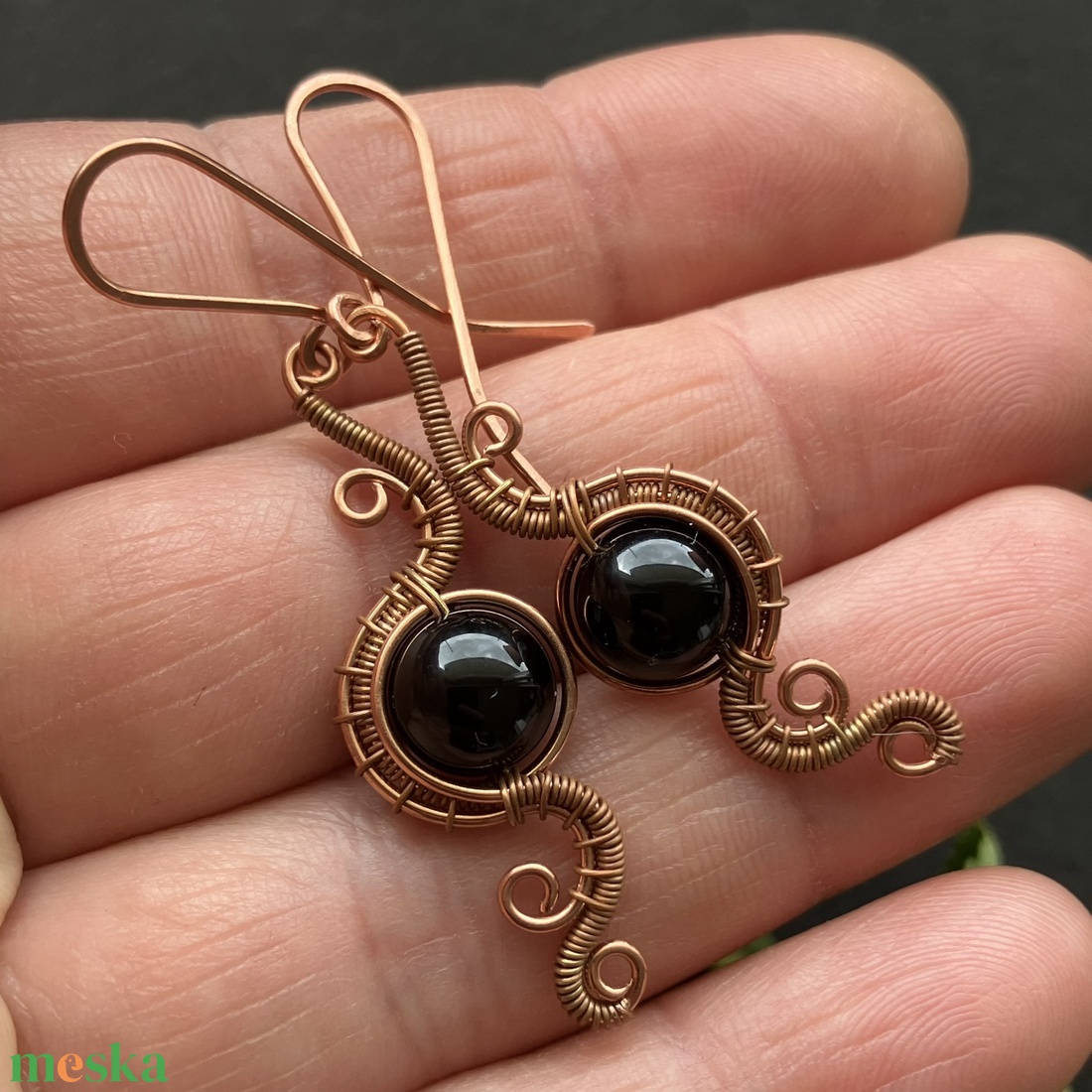 Vörösréz és onix fülbevaló - ékszer - fülbevaló - lógó fülbevaló - Meska.hu
