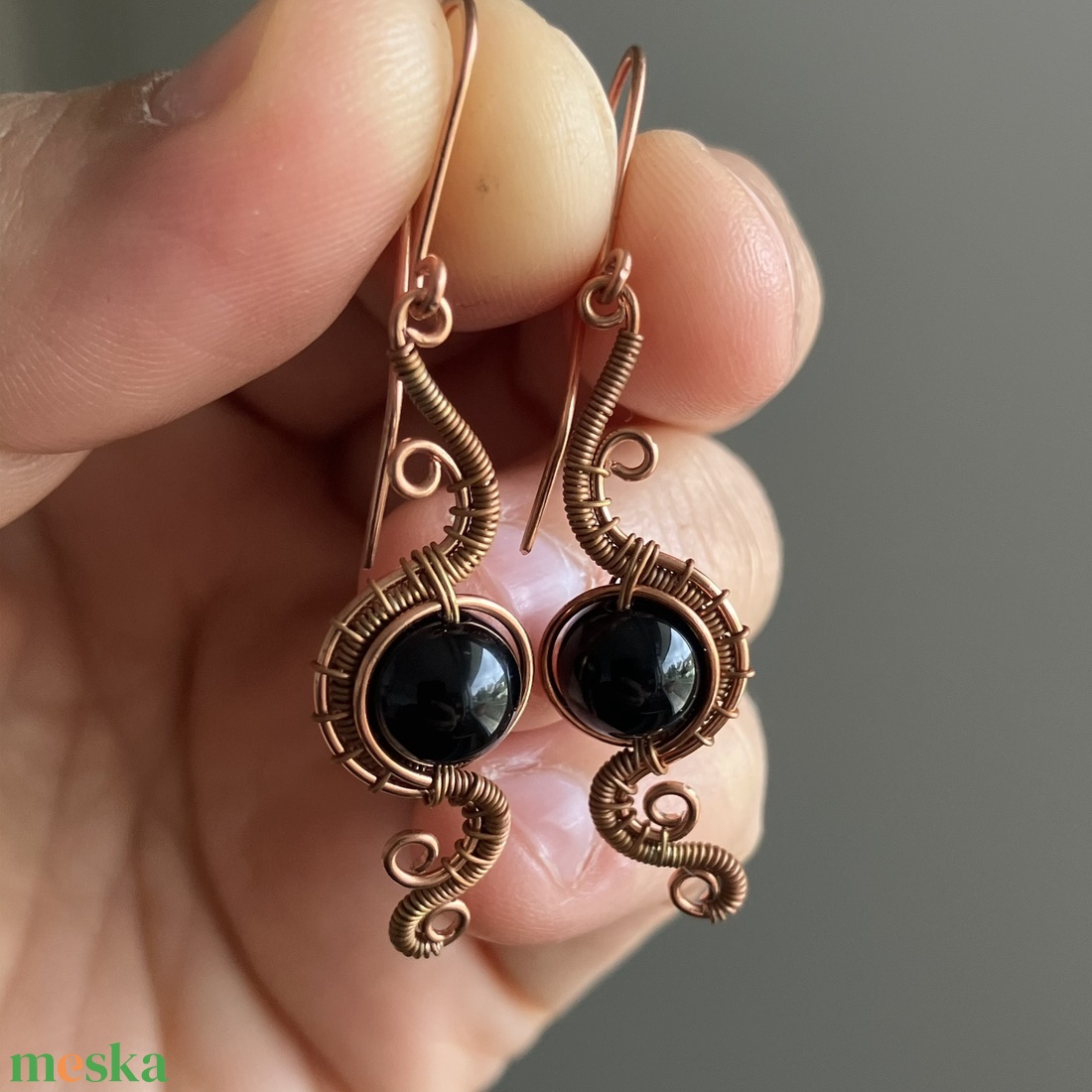 Vörösréz és onix fülbevaló - ékszer - fülbevaló - lógó fülbevaló - Meska.hu