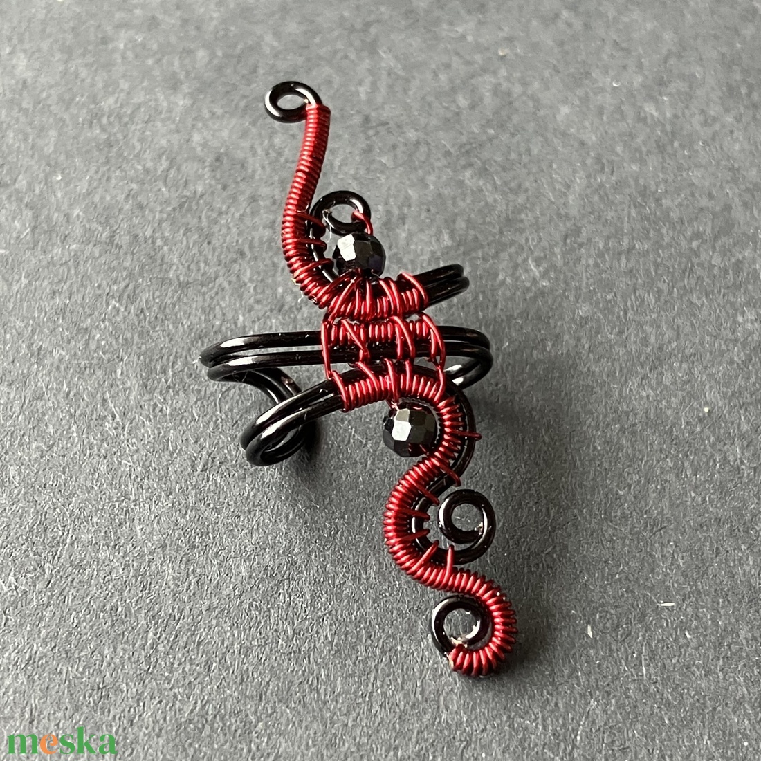 Fekete és piros fülgyűrű spinellel - ékszer - fülbevaló - fülgyűrű - Meska.hu