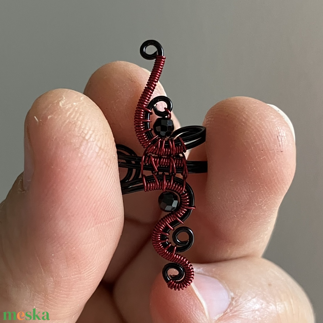 Fekete és piros fülgyűrű spinellel - ékszer - fülbevaló - fülgyűrű - Meska.hu