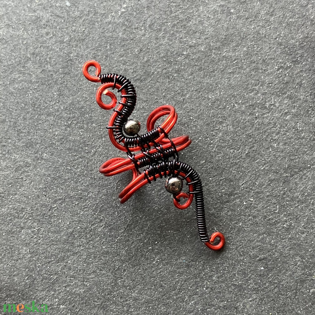 Piros és fekete fülgyűrű - ékszer - fülbevaló - fülgyűrű - Meska.hu