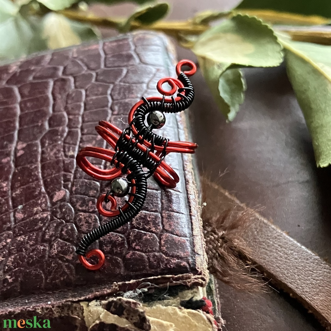 Piros és fekete fülgyűrű - ékszer - fülbevaló - fülgyűrű - Meska.hu