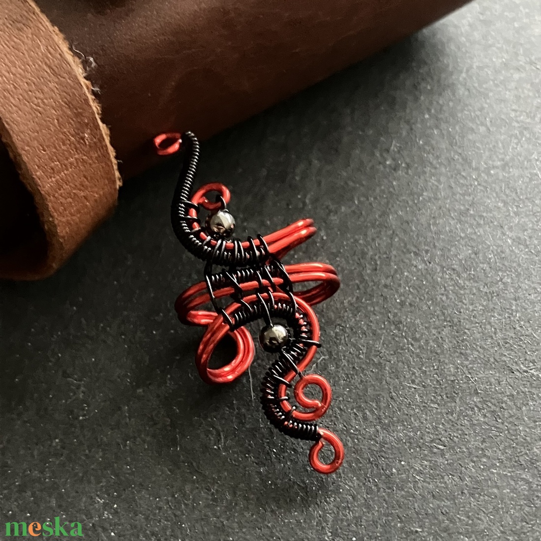 Piros és fekete fülgyűrű - ékszer - fülbevaló - fülgyűrű - Meska.hu