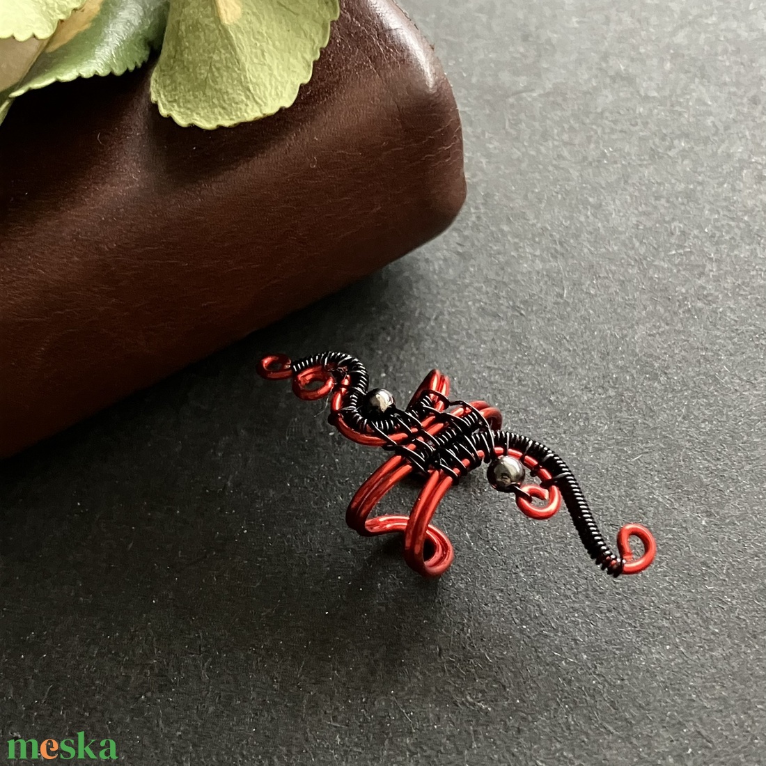 Piros és fekete fülgyűrű - ékszer - fülbevaló - fülgyűrű - Meska.hu