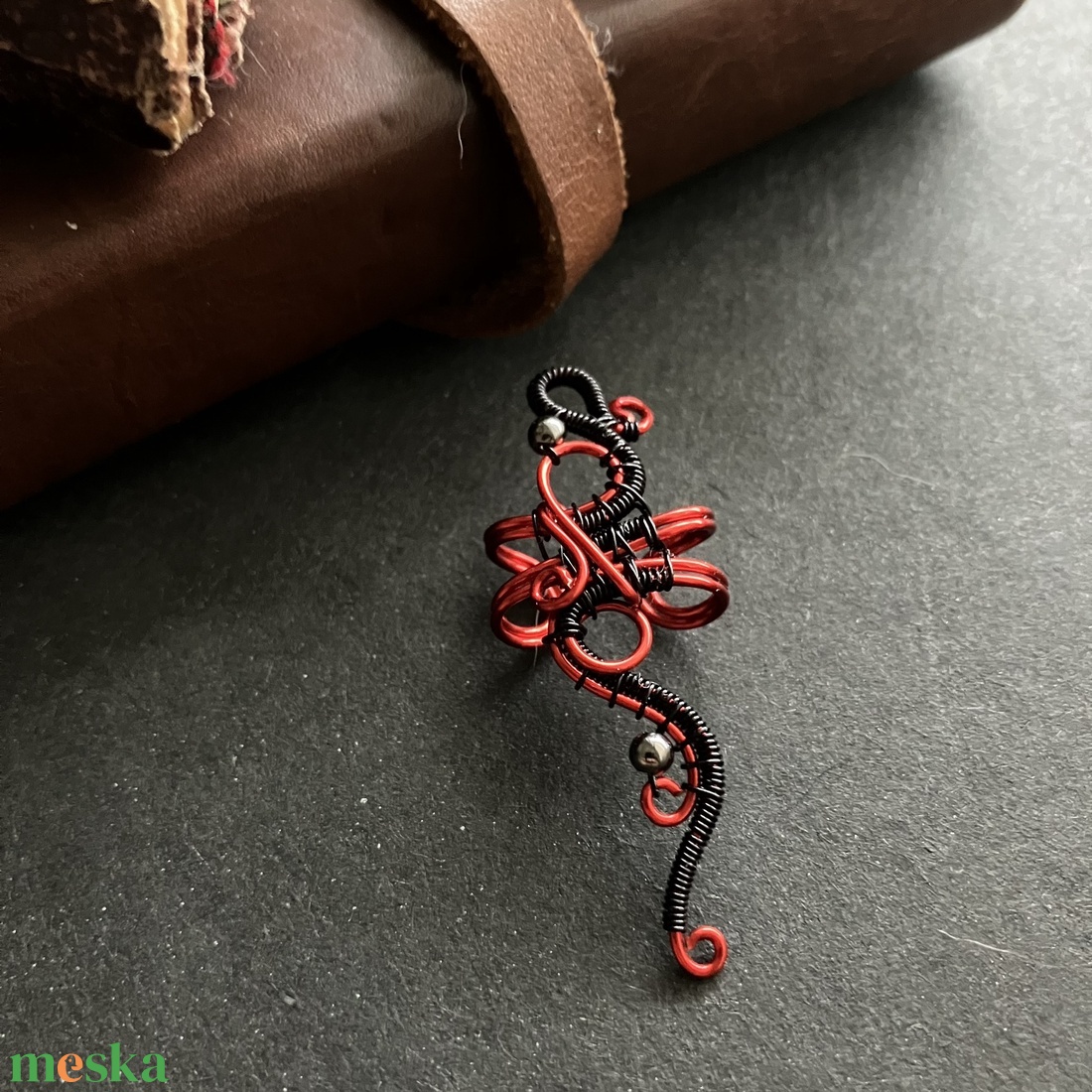 Piros és fekete nagy fülgyűrű - ékszer - fülbevaló - fülgyűrű - Meska.hu